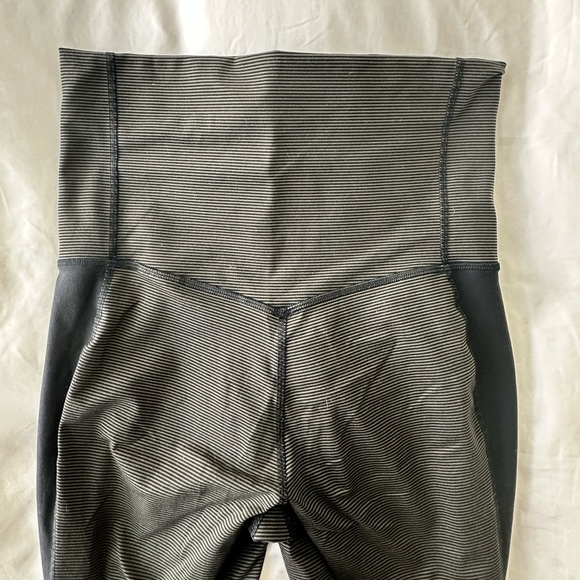 Nike High Waist Leggings - Picture 3 of 5